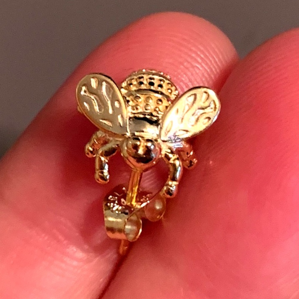 SAVVY CIE 18K Gold Bee 🐝 Stud Earrings - Picture 10 of 10